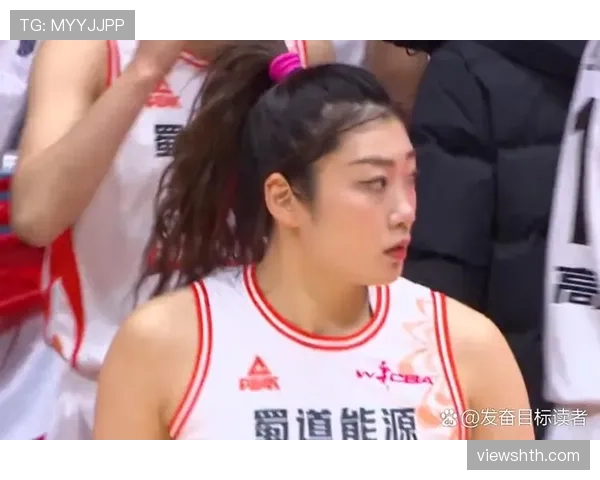 李梦打完球拎着小巧名牌盒子走出通道，队友还在擦汗，这画面太不搭
